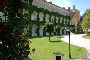 Отель Gästehaus Schloss Aschach  Ашах-На-Дунае